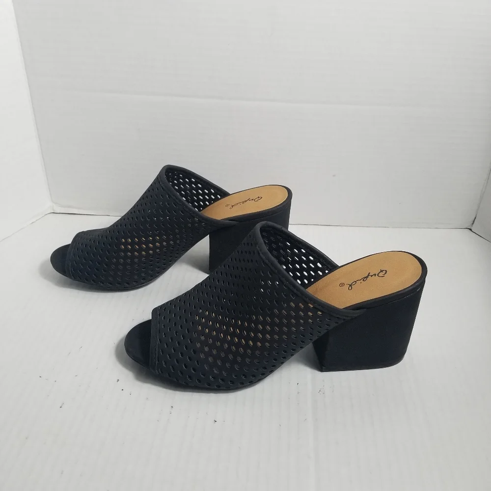 QUPID HEELED SANDALS SIZE 7.5